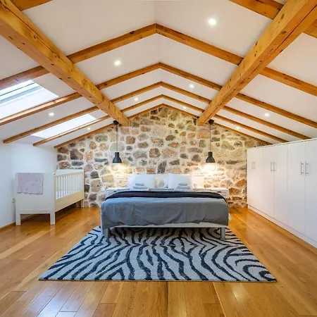 Villa Stone Miandri Sukošan