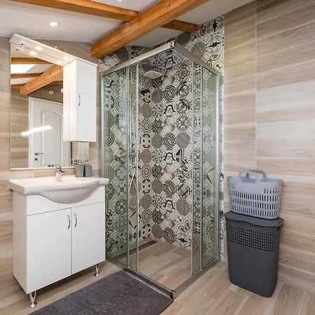 Villa Stone Miandri Sukošan