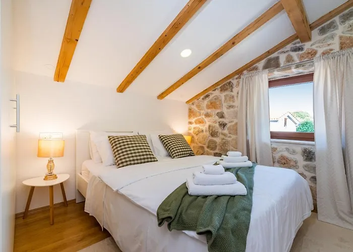 Villa Stone Miandri Sukošan