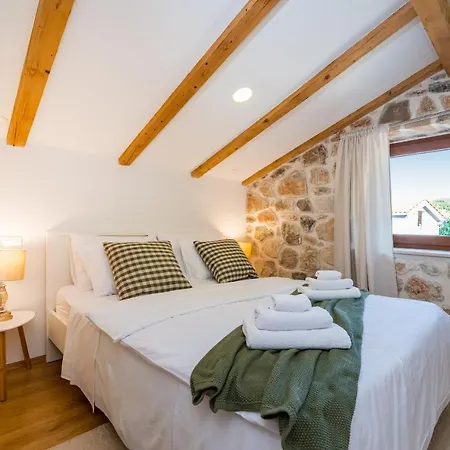 Villa Stone Miandri Sukošan
